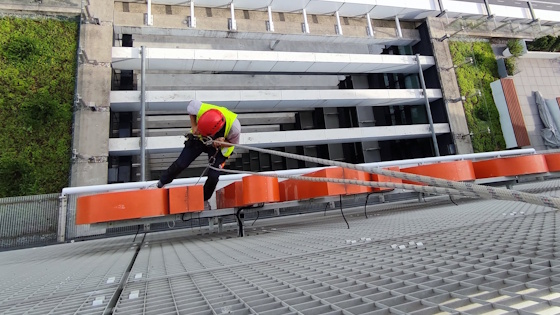 Montaż reklamy na wysokości